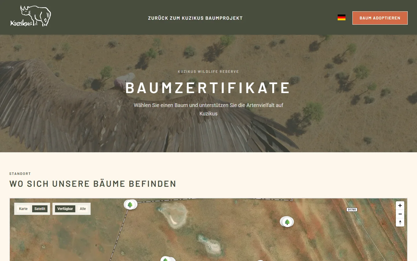 Baumzertifikate-Seite des Kuzikus Baumprojekts mit Naturmotiv und Standortkarte